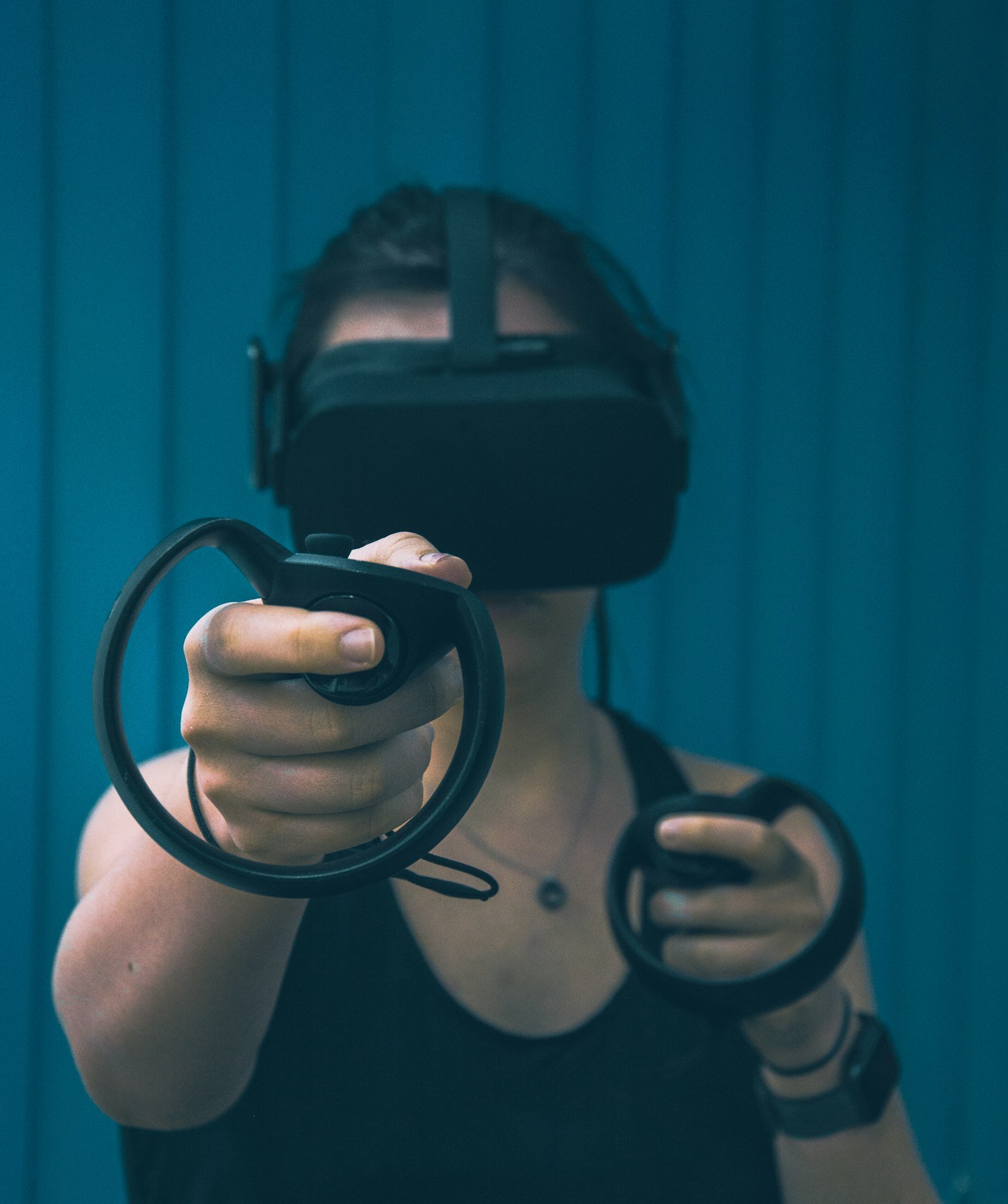 Mâini interacționând cu o mănușă haptică ce controlează un scenariu virtual